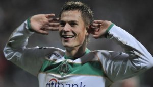 Вердер продължава напред
