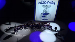 Шампионът в НХЛ започна със загуба