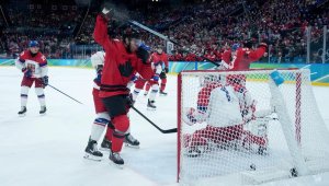 Драма с внезапна смърт прати Канада напред на хокей