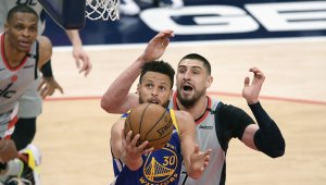 Серията свърши! Уизърдс омагьосаха Стеф Къри