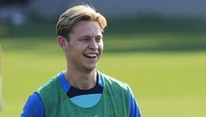 Челси със странна оферта за Де Йонг