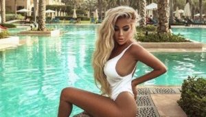 Андреа блесна с мъдри мисли полугола край басейна + СНИМКИ