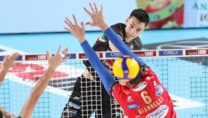 Алекс Николов най-добър за победа 3:0 на Чивитанова