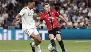 Секси учителка обучава Трент + СНИМКИ