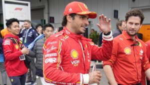 Забъркаха Карлос Сайнц в тройка с гаджето му и нейна приятелка + ВИДЕО