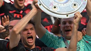 Мюлер и Нойер мрънкат в Байерн заради Уокър