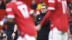 Цирк и бунт на „Олд Трафорд“! Играчи се подиграват на Рангник и любимеца му