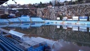 Стадионът на бившия отбор на Гонзо се "превърна" в басейн + ВИДЕО