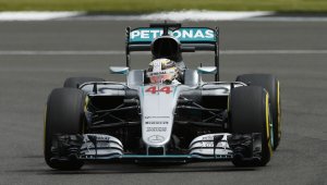 Люис зарадва феновете си на „Силвърстоун”