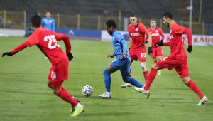 Ще остане ли в Левски? Насиру Мохамед намали заплатата си