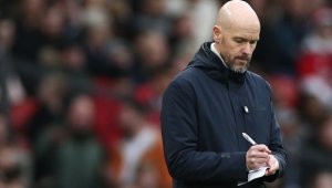 И Тен Хаг се оплака от съдията: Трябваше да изгони Кунде