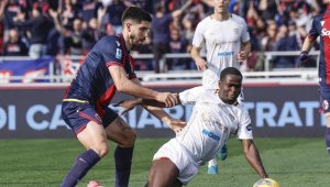 Защитник на Болоня се сгоди за ослепителна мацка + СНИМКИ