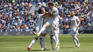 Наполи си гарантира Шампионска лига с 3:0 над Пиза