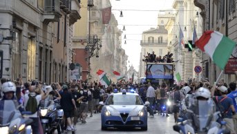 Обвиниха Скуадра адзура за бума на заразени с коронавирус