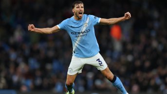 Ман Сити се справи със Съндърланд и вече диша във врата на лидера