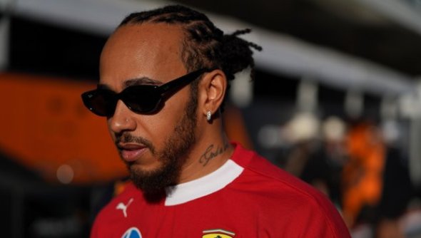 Хамилтън се забавлява с момиче на Бонд + СНИМКИ