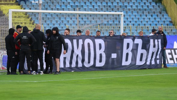 Шампион, нов стадион и Европа. Срещу какво всъщност се воюва в Левски?