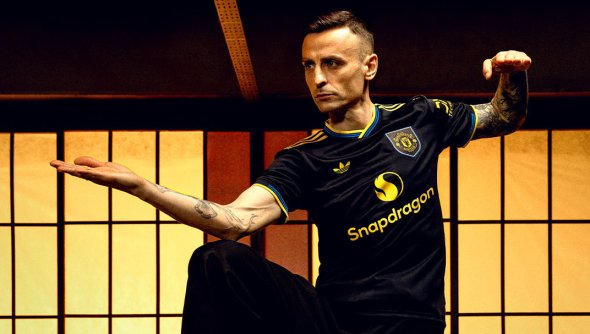 Бербатов представи третия екип на Ман Юнайтед + СНИМКИ