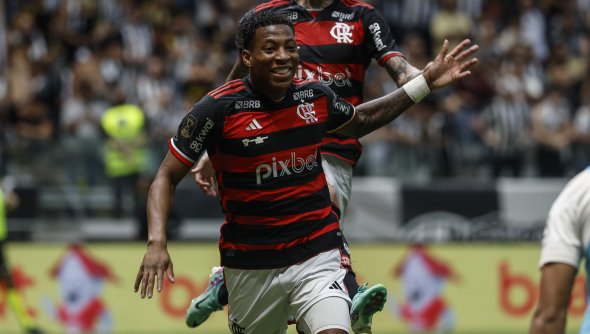 Ас на Фламенго смени миска със секси гримьорка + СНИМКИ