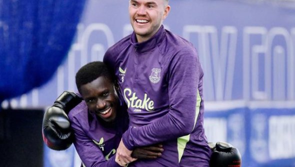 Шоу в Евертън: Гей и Кийн си спретнаха спаринг с боксови ръкавици