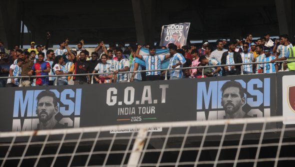 Индийците са бесни на Меси, чупят бутилки и седалки 