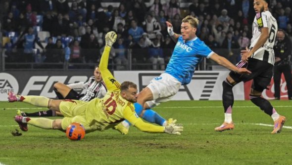 Секси водеща носи късмет на Наполи + СНИМКИ