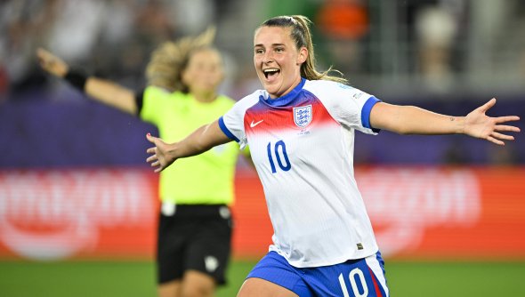 Звездата на Англия се сгоди на морския бряг + СНИМКИ