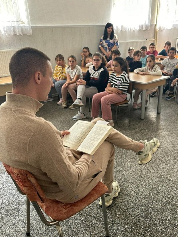 Капитанът на Лудогорец чете на малчугани + СНИМКИ