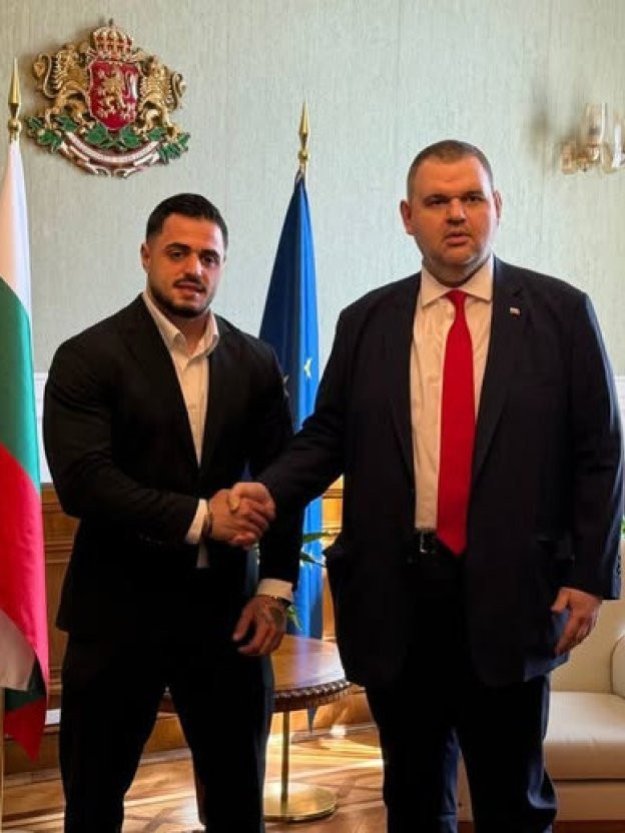 Това ли е краят? Бомбардират Карлос Насар с милиони