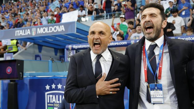 Феновете на Юве приветстваха Спалети (ВИДЕО)