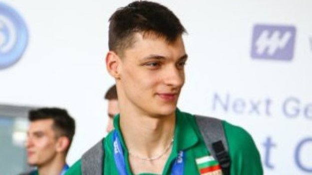 Алекс Николов изригна с 25 точки, но падна с 1:3