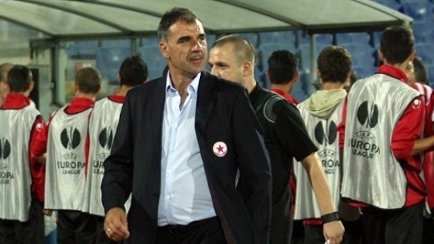 Сашо Борисов остава треньор на червените