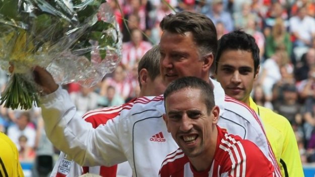 Ван Гаал се кефи на наказанието на Рибери