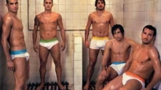 Италиански футболисти се снимат голи в банята