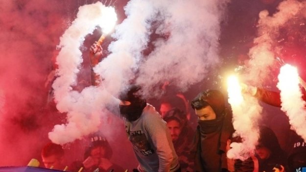 "Сините" хулигани "скубят" Левски с 50 000 лева