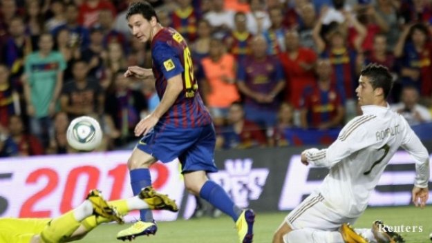 Футболистите в &quot;А&quot; и &quot;Б&quot; група поставиха Роналдо на колене пред Меси