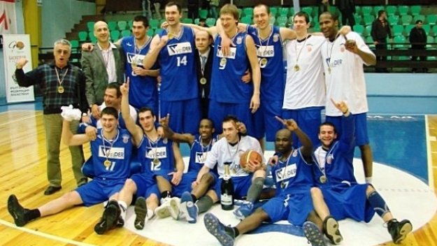 Левскари спят в гей хотел