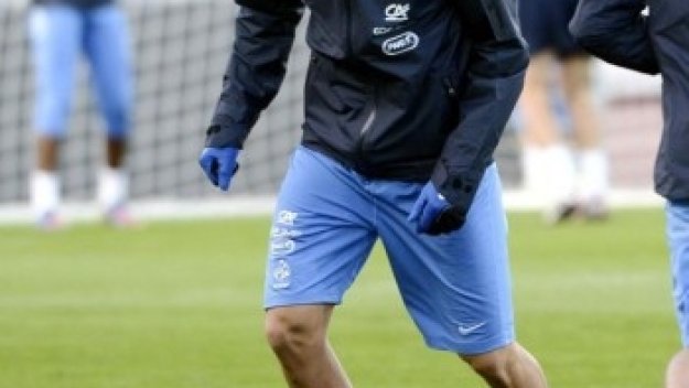 Зизу удари рамо на Бензема