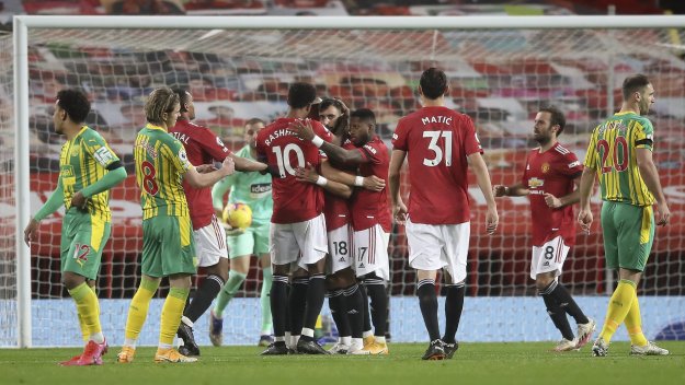 Юнайтед с първа победа за сезона след гол от дузпа и скандален рефер