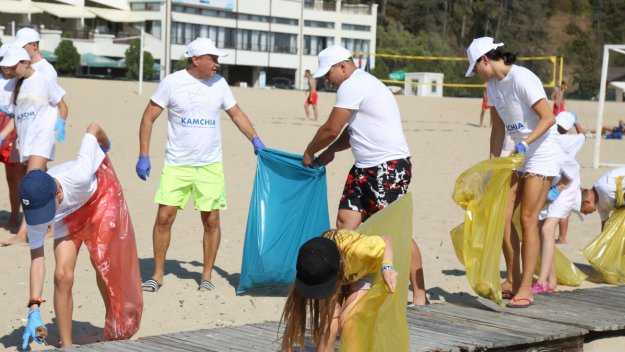 Плеяда спортни звезди почистиха морето и плажната ивица край Камчия
