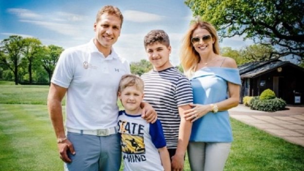 Стенли ще подкрепи любимия си Астън Вила в плейофа срещу Дарби Каунти
