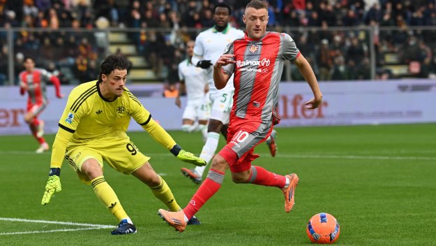 Джейми Варди излезе със специална фланелка срещу Рома