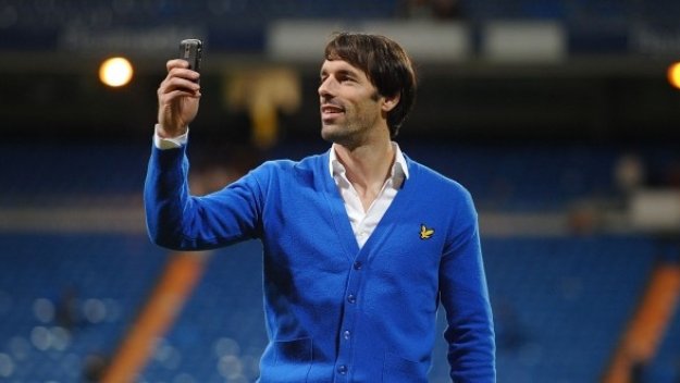 Валенсия връща Ван Нистелрой в Испания