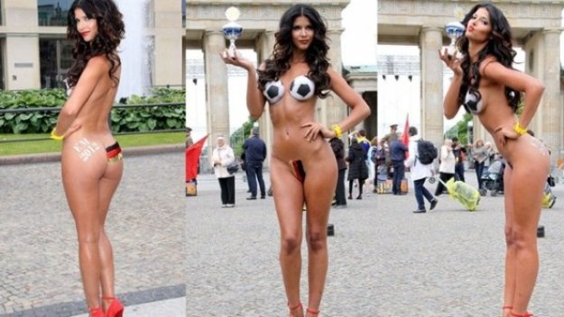 Германски модел се съблече в подкрепа на футболните национали