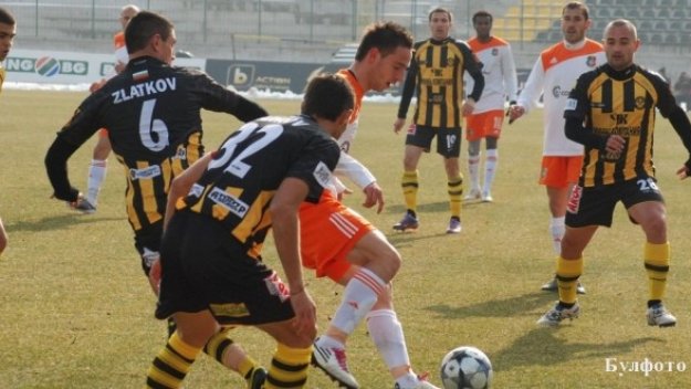 Миньор писа тройка на Светкавица