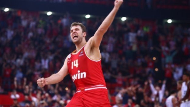 Везенков се завърна в игра и отново бе най-резултатен за Олимпиакос