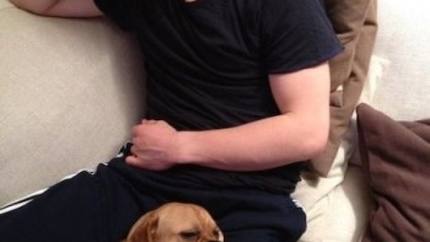 Вратар дири куче във Фейсбук