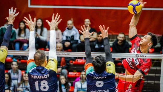 Нефтохимик продължава да мачка, сгъна Дея