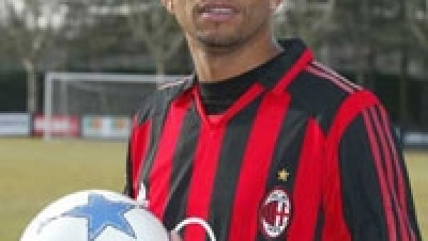 Аморозо подписа с Милан до 2007, взе №37