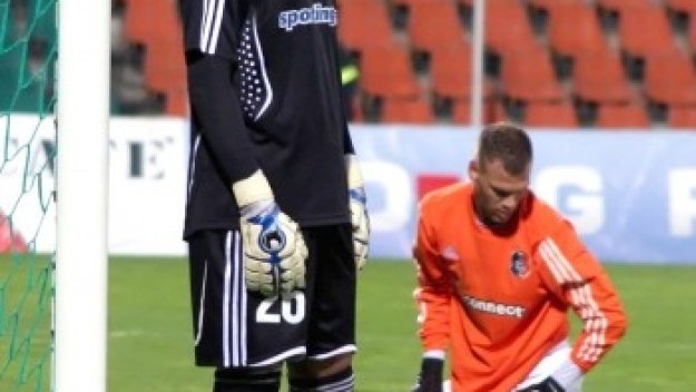 Изгоненият от ЦСКА Мболи още си търси отбор